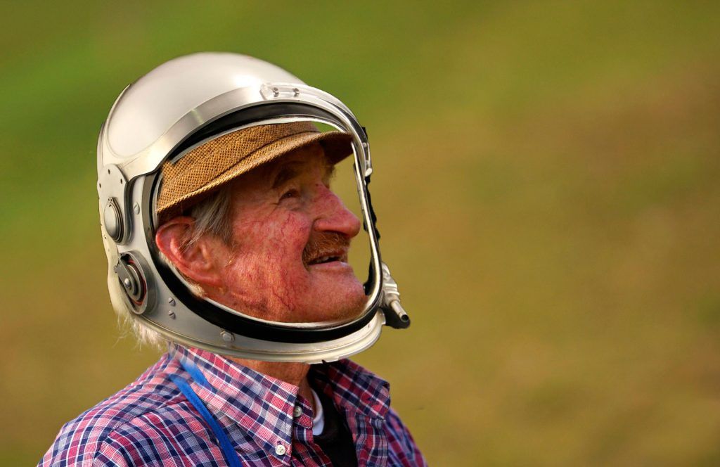 agricultor con casco de astronauta