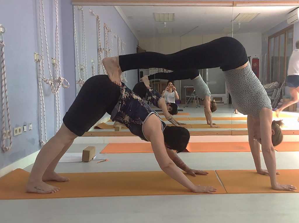 Adho-mukha-svanasana-en-pareja