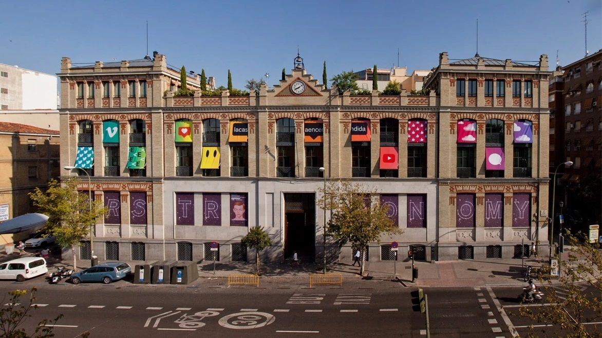 fachada – casa enciendida
