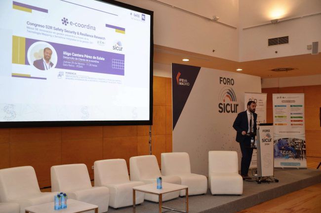 Iñigo cantera durante la ponencia sobre GeISS